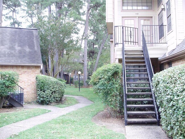 Foto del edificio - 16800 Sugar Pine Dr