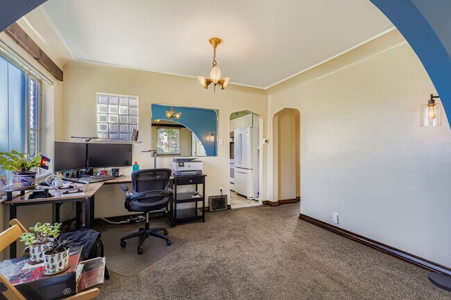 Foto del edificio - LOCATION LOCATION!! Unique Tudor 2-bed 1-bath upstairs unit in beautiful Tudor Duplex- All Utilit...