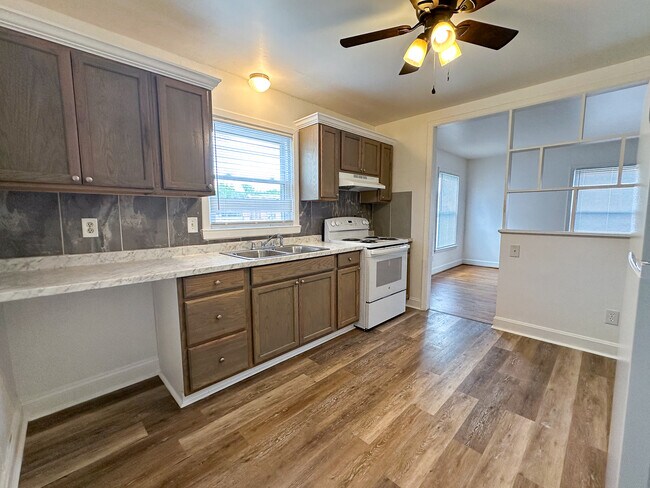 Foto del edificio - 3123 Fairbrook Dr