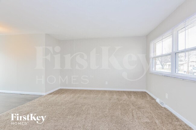 Foto del edificio - 8 Oak Dr