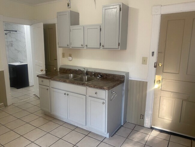 Foto del edificio - 2472 N Dousman St