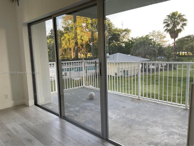 Foto del edificio - 4200 Hillcrest Dr
