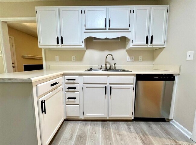 Foto del edificio - 715 Ashburton Dr