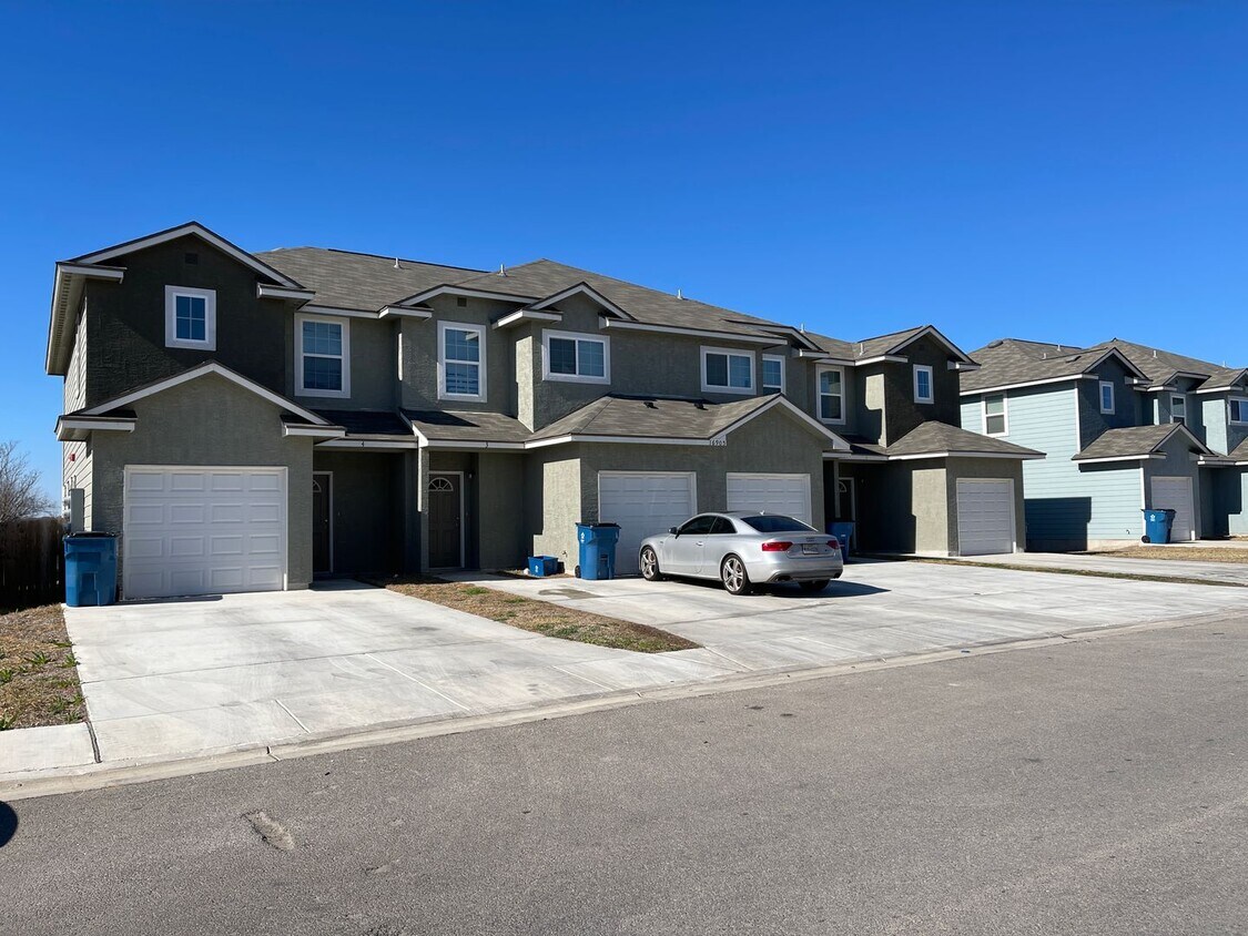 Foto principal - Townhome for rent