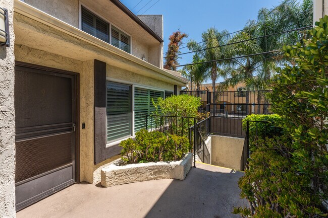 Building Photo - 4321 Matilija Ave