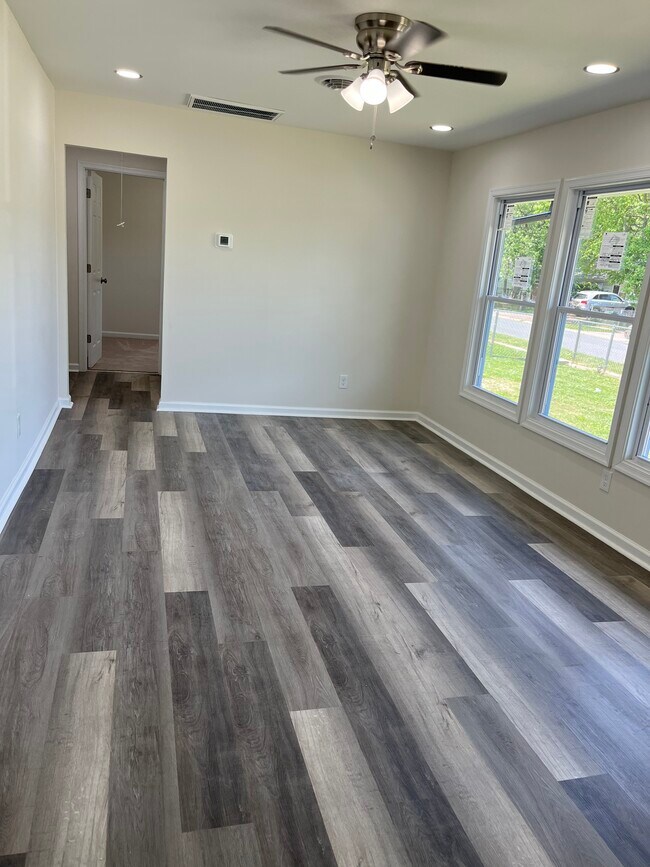 Building Photo - 156 N Governors Blvd