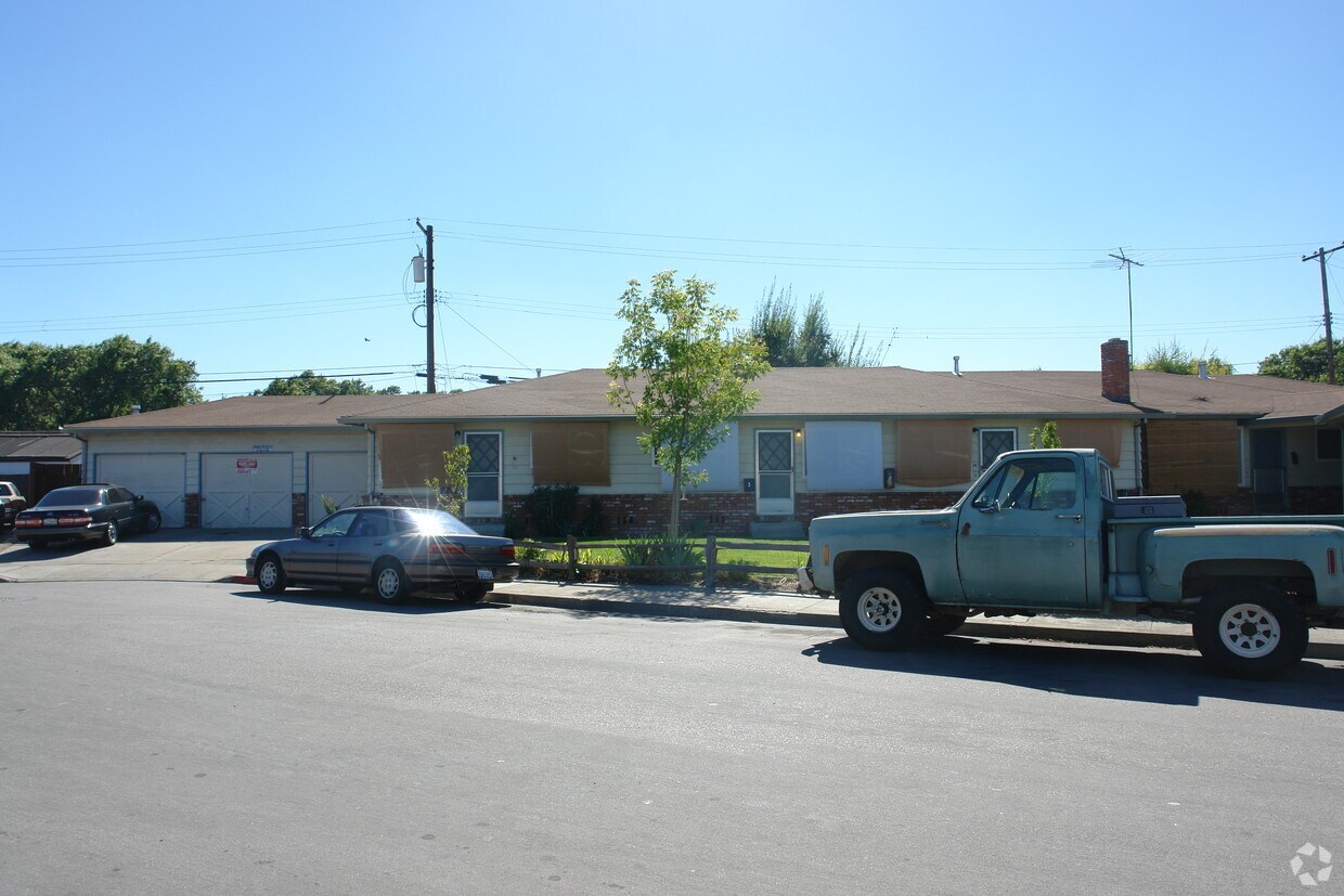 Building Photo - 2491 Karen Dr