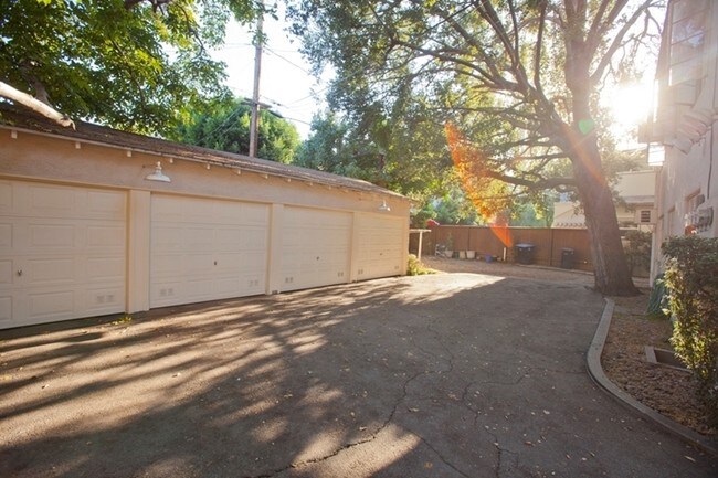 Garages - 2912-2914 Riverside