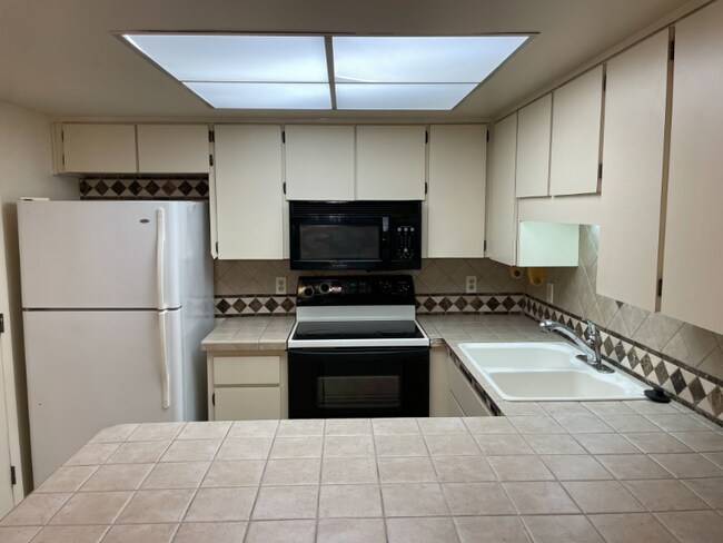 Building Photo - 8 Windtree Ln