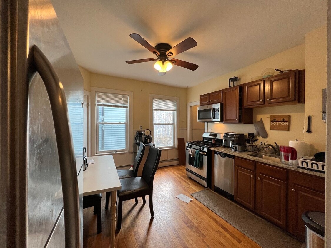 Primary Photo - Porter Square, Eat-in Kitchen, Laundry on ...