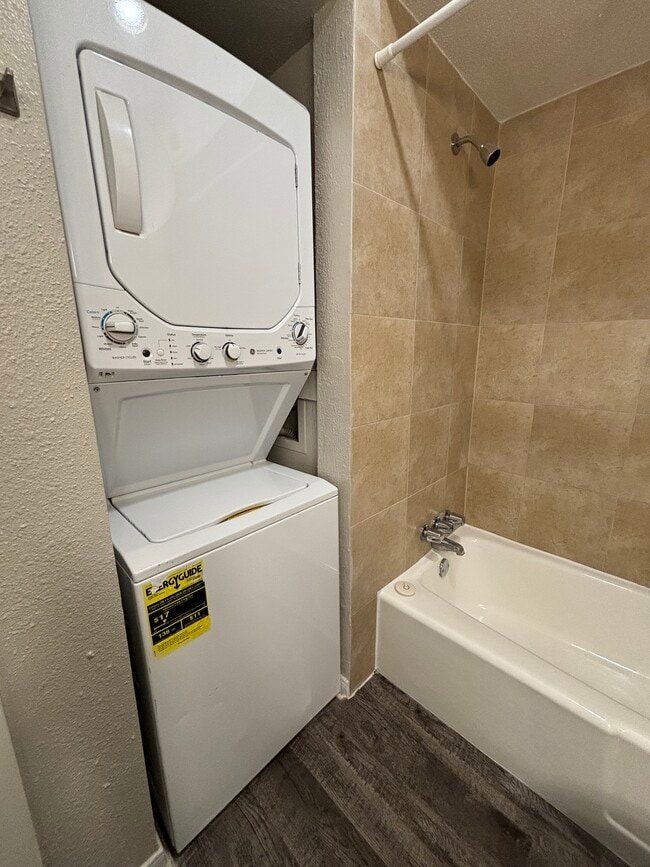Washer & Dryer included - Memorial Fountain