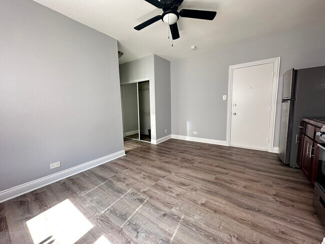 Foto del edificio - 4756 N Maplewood Ave