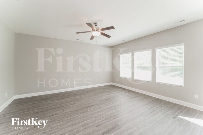 Foto del edificio - 9321 Sloan Forest Dr