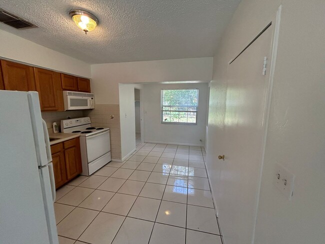 Building Photo - Cute Home in Saint Pete with a  Large Fenc...