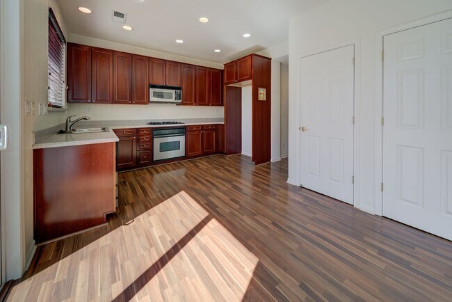 Foto del edificio - Beautiful 3 Bed/2.5 Bath 2- Story Home