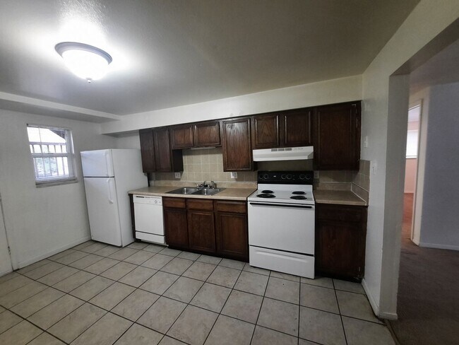 Foto del edificio - Now Leasing: Updated 2BR in Golden 4-Plex ...