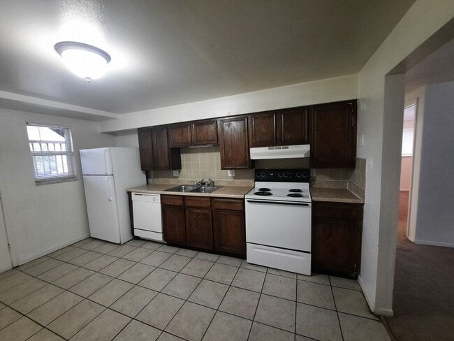 Building Photo - Now Leasing: Updated 2BR in Golden 4-Plex ...