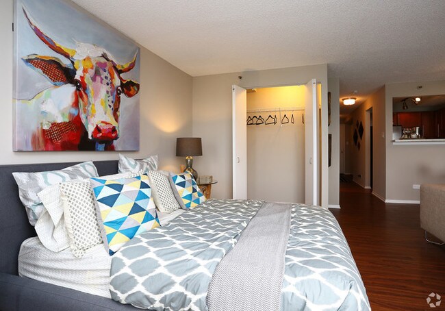 Building Photo - Huge 1 Bedroom in The Heart of Everything!