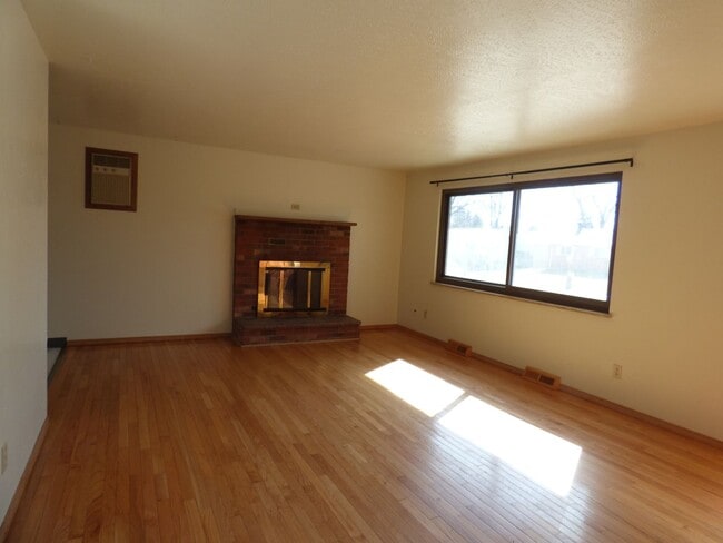 Building Photo - Adorable 3 bedroom, 1 bath in Longmont Estates, fenced back yard, 2 car garage