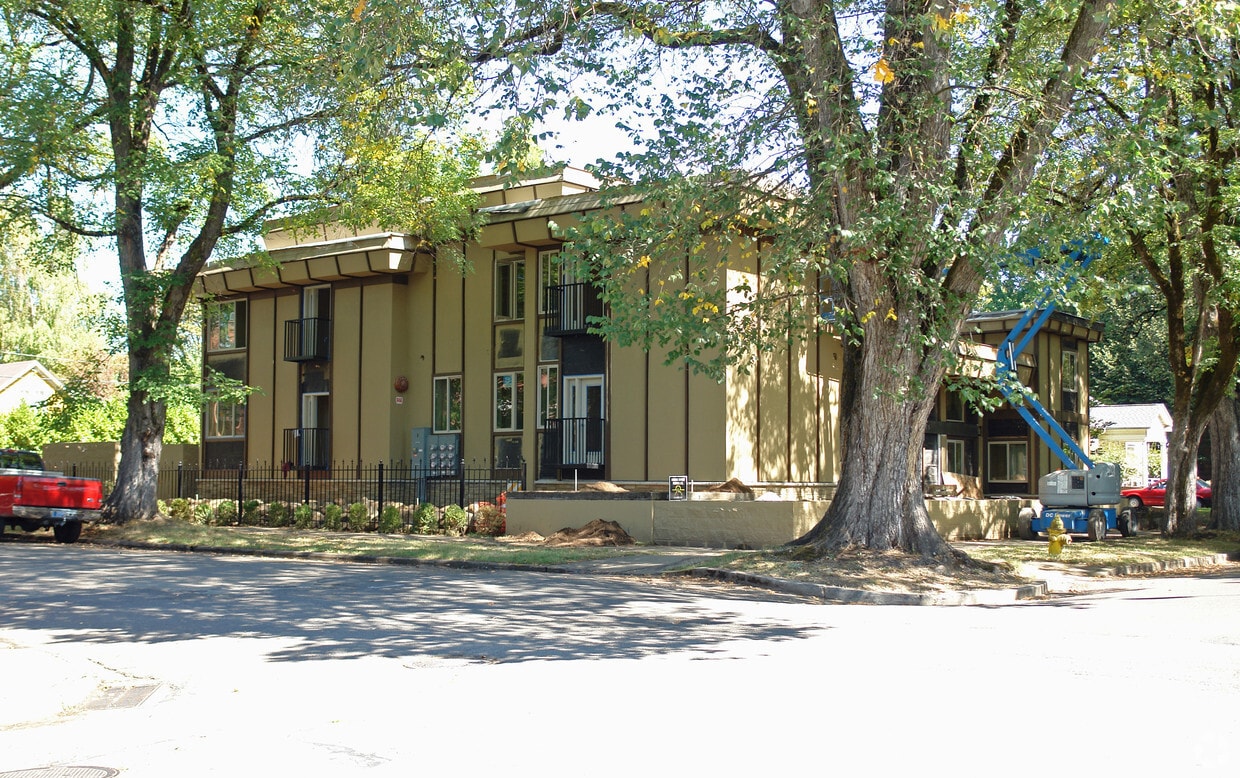 Primary Photo - 675 W Broadway