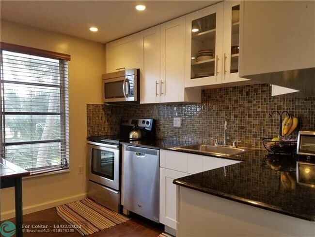Building Photo - 4156 Inverrary Dr