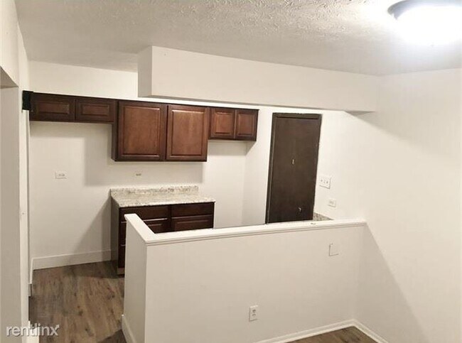 Building Photo - 3 br, 1.5 bath Townhome - 3 Bed 1.5 bath T...