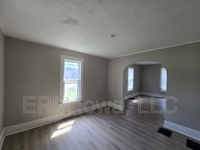 Building Photo - 122 Newell St