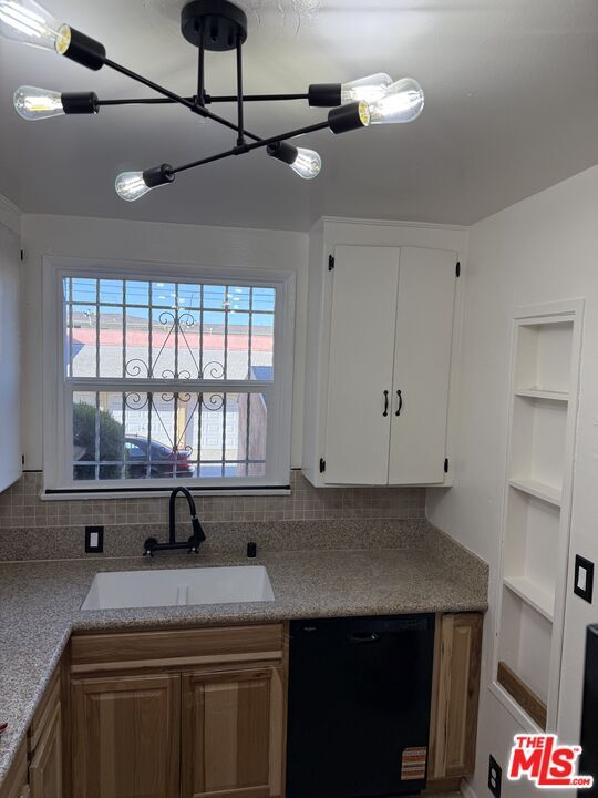 Building Photo - 3311 1/2 W 78th St