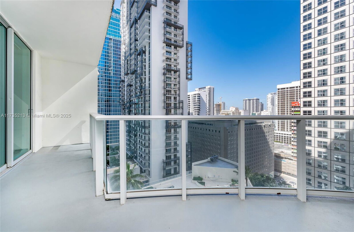 Foto principal - 300 S Biscayne Blvd