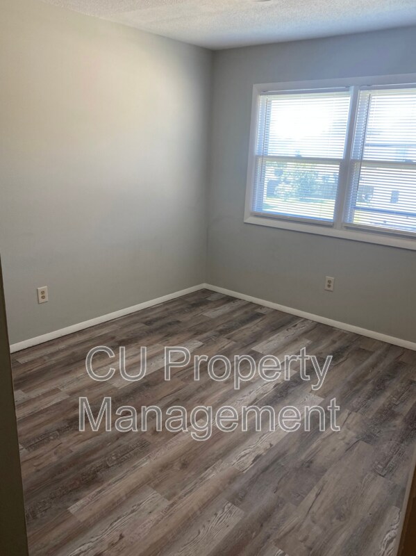 Foto del edificio - 705 Hollycrest Dr