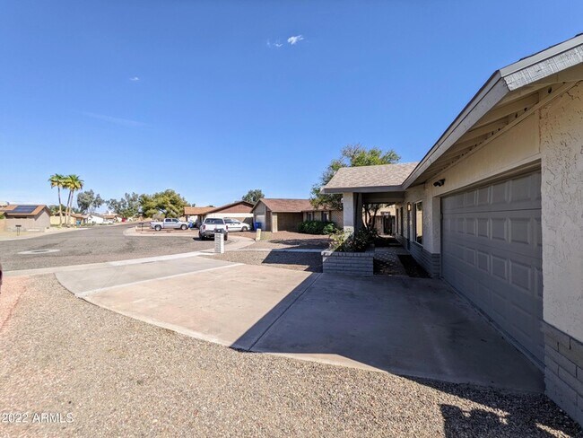 Building Photo - 3121 W Woodridge Dr