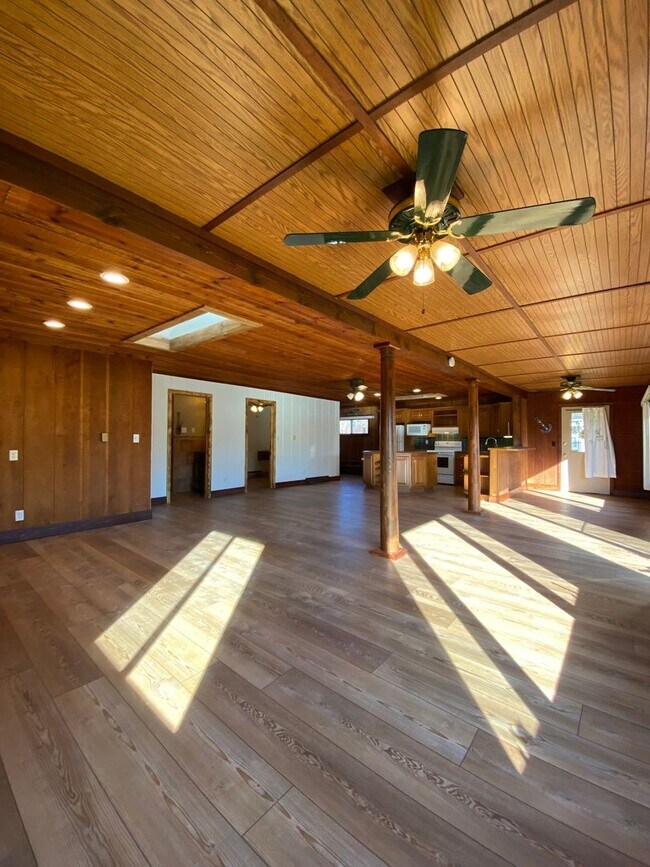 Building Photo - 2 Bedroom Home on Lake Wawasee Channel!