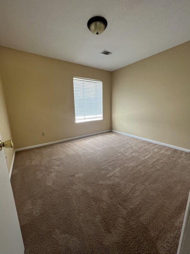 Building Photo - 323 Beverly St