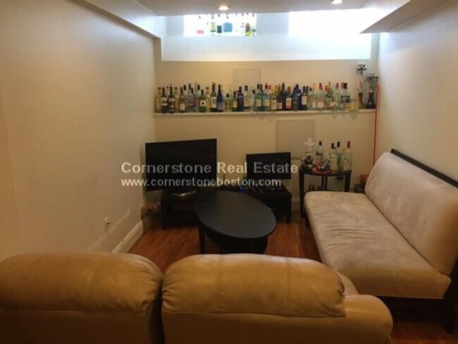 Building Photo - 9/1 Northeastern area 5BR/2BA - AC, renova...