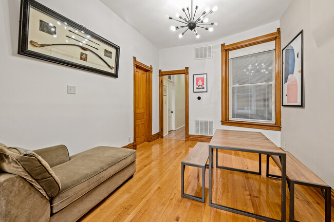 Foto del edificio - 2633 N Sheffield Ave