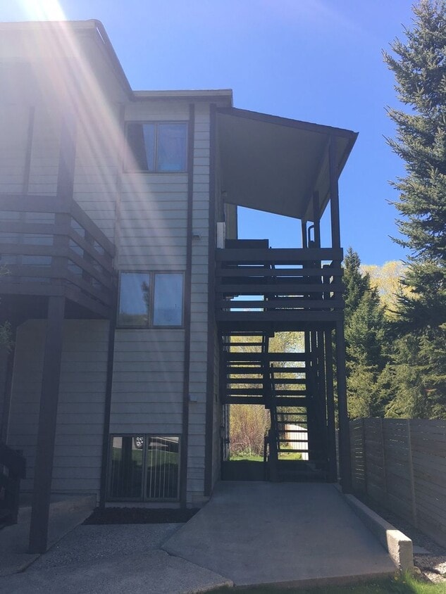 Building Photo - Balcony overlooks Hyalite Creek