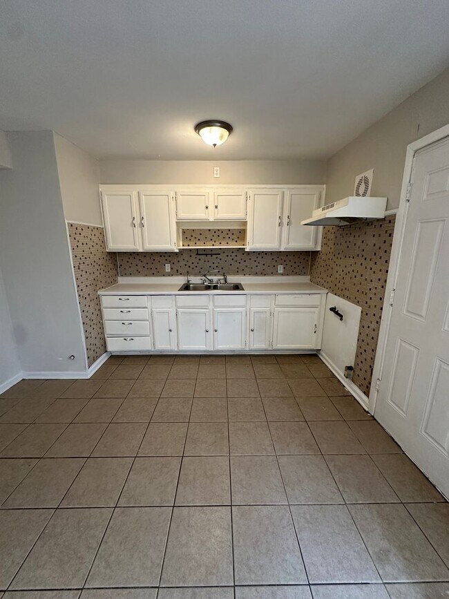 Foto del edificio - 4 Bed 1 Bath