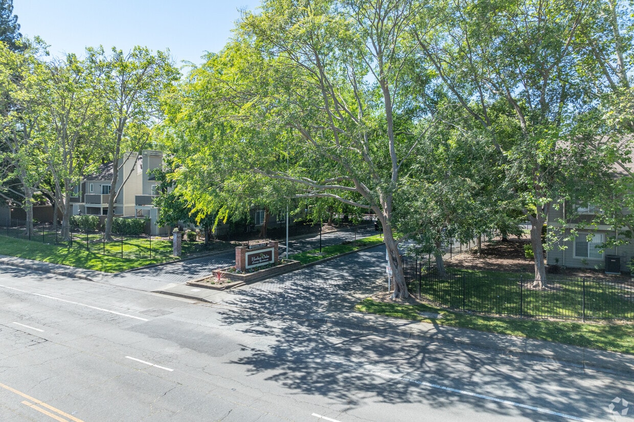 Primary Photo - 2200 Gateway Oaks Dr