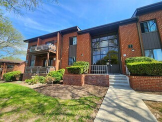 Building Photo - 5 Darian Ct