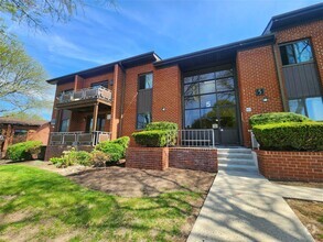 Building Photo - 5 Darian Ct