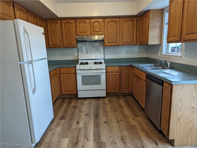 Foto del edificio - 14700 Lakeview Dr