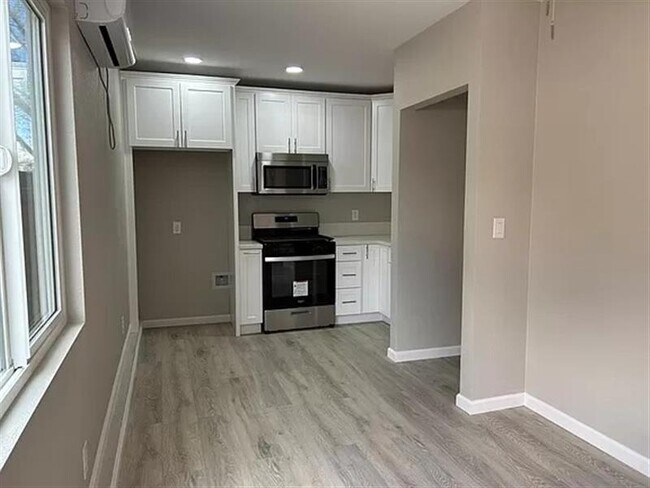 Building Photo - Newly remodeled