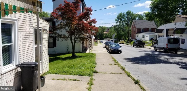 Building Photo - 161 Poplar St