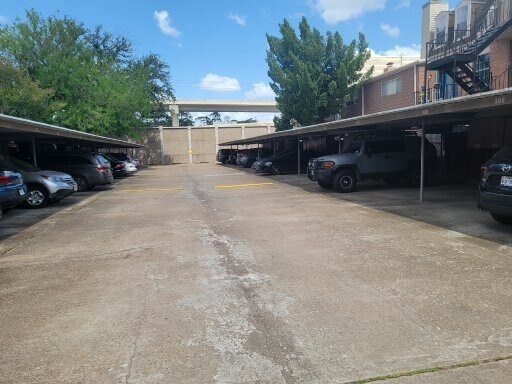 Estacionamiento cubierto privado dentro de la puerta Área de acceso privado cerrado - 376 N Post Oak Ln