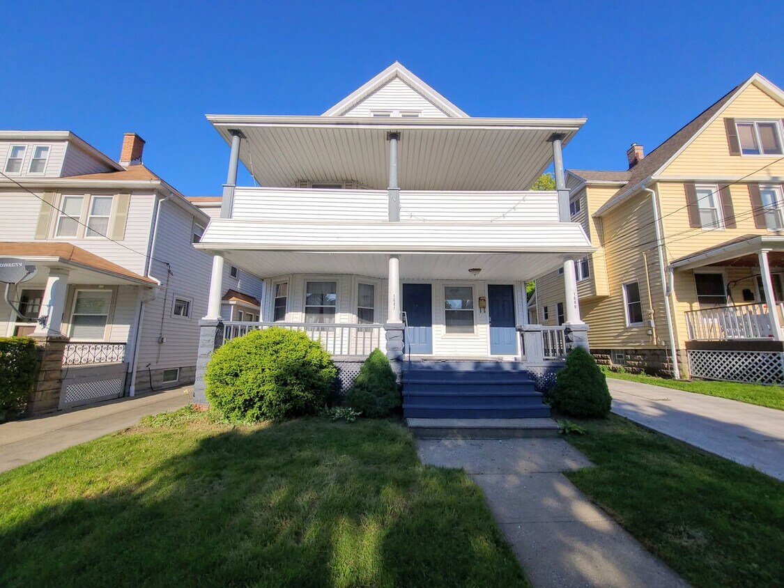 Primary Photo - 1447 Rosewood Ave