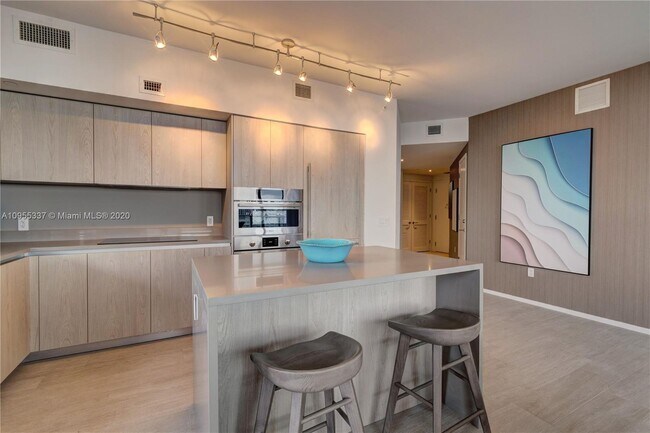 Building Photo - 4010 S Ocean Dr
