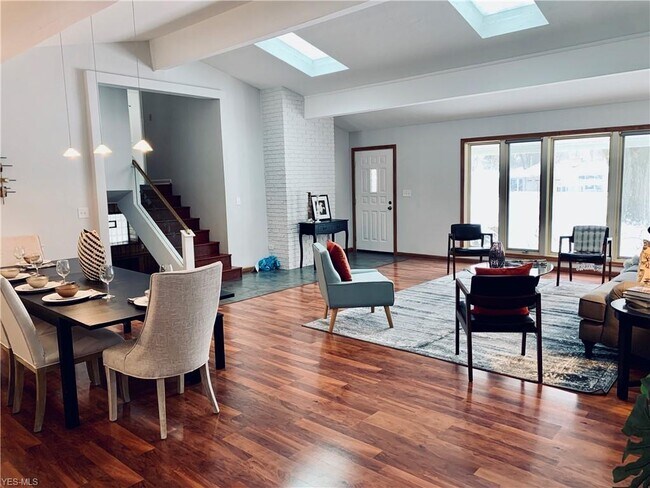 Foto del edificio - 540 Sandalwood Dr