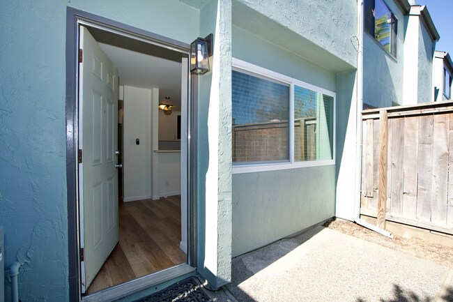 Foto del edificio - Centrally Located Napa Townhouse