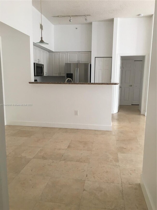 Building Photo - 1155 Brickell Bay Dr