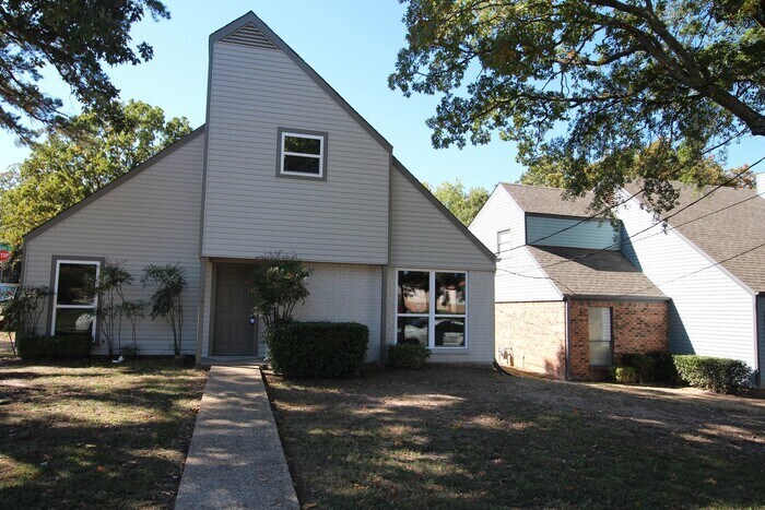 Primary Photo - 3 bedroom 2 bathroom Townhome with Updates!